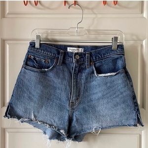 Abercrombie Curve Love High Rise Mom Shorts in Medium Wash Size 28/6